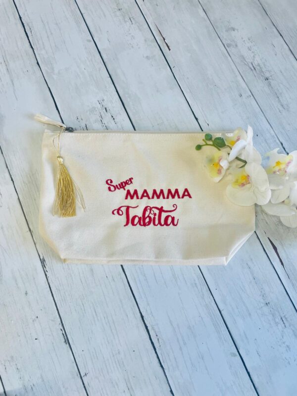 Pochette Mamma idea regalo con nome, beauty case ricamata con frase  in cotone organico, super Mamma personalizzabile in colore a scelta