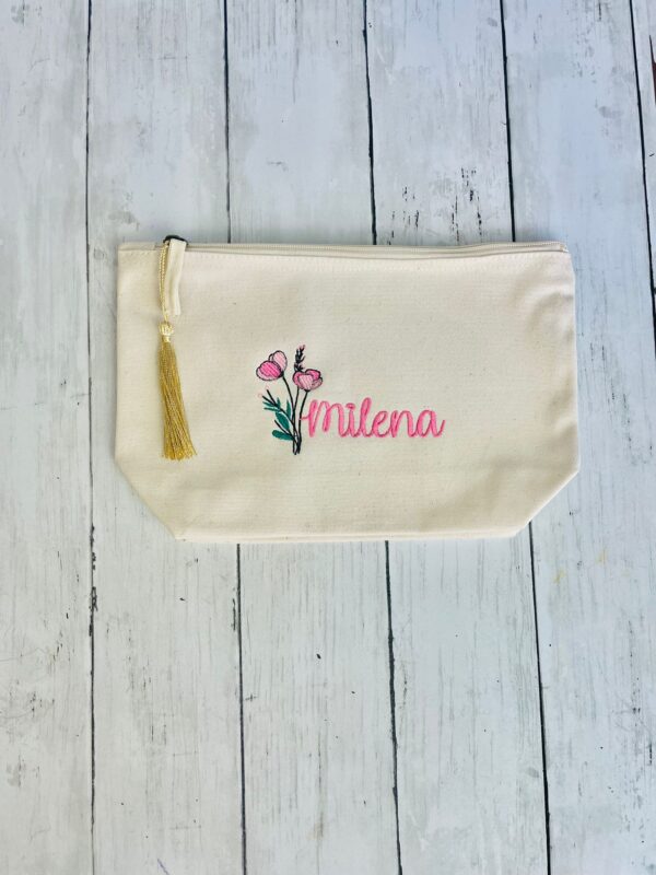 Beauty donna con nome e fiori ricamati in cotone organico, idea regalo mamma amica maestra, pensiero pochette personalizzata con ricamo - immagine 3