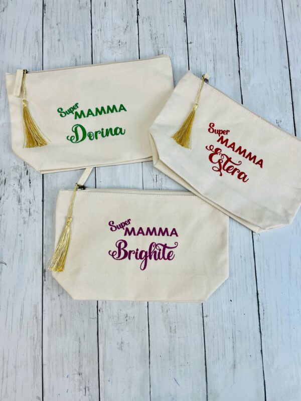 Pochette Mamma idea regalo con nome, beauty case ricamata con frase  in cotone organico, super Mamma personalizzabile in colore a scelta - immagine 2