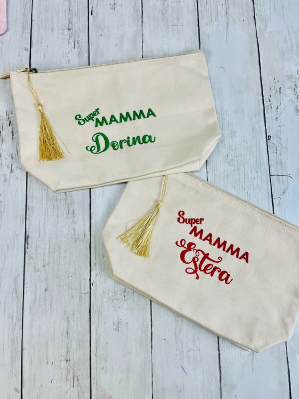 Pochette Mamma idea regalo con nome, beauty case ricamata con frase  in cotone organico, super Mamma personalizzabile in colore a scelta - immagine 3